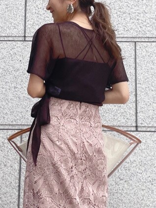 ベージュ系のサンダル、ベージュ系のスカート、ブラウン系のニット/セーターを着用したレディースの夏コーディネートの8枚目の写真