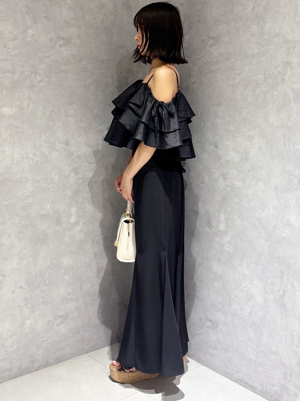 ブラック系のシャツ/ブラウス、ブラウン系のサンダル、ブラック系のスカートを着用したレディースの夏コーディネートの2枚目の写真