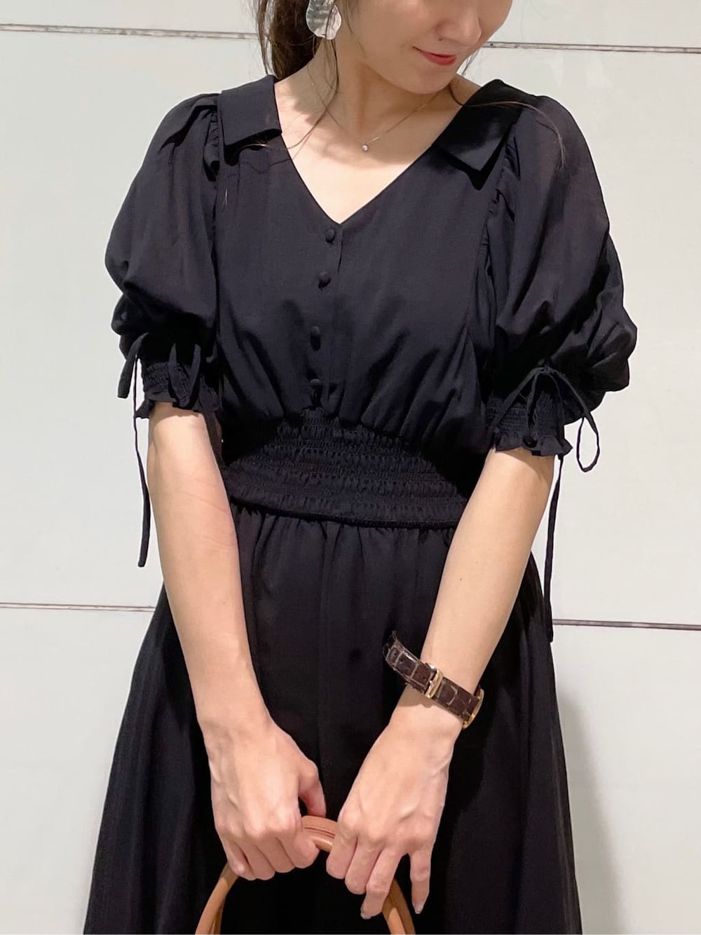 ブラック系のワンピースを着用したレディースの夏コーディネートの2枚目の写真