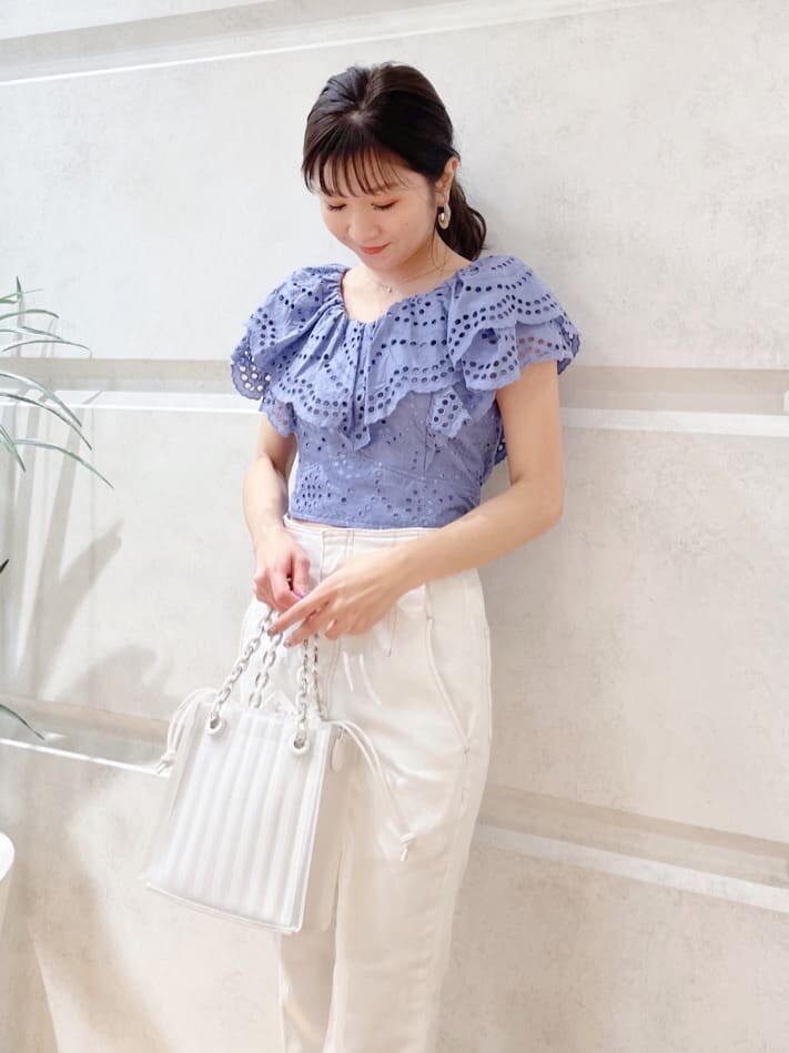 ブルー系のシャツ/ブラウス、ホワイト系のその他パンツ、ホワイト系のハンドバッグを着用したレディースの冬コーディネートの2枚目の写真