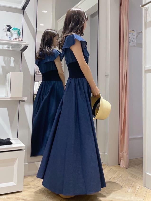 グリーン系のサンダル、ブルー系のワンピース、シルバー系のピアス（両耳用）を着用したレディースの夏コーディネートの3枚目の写真