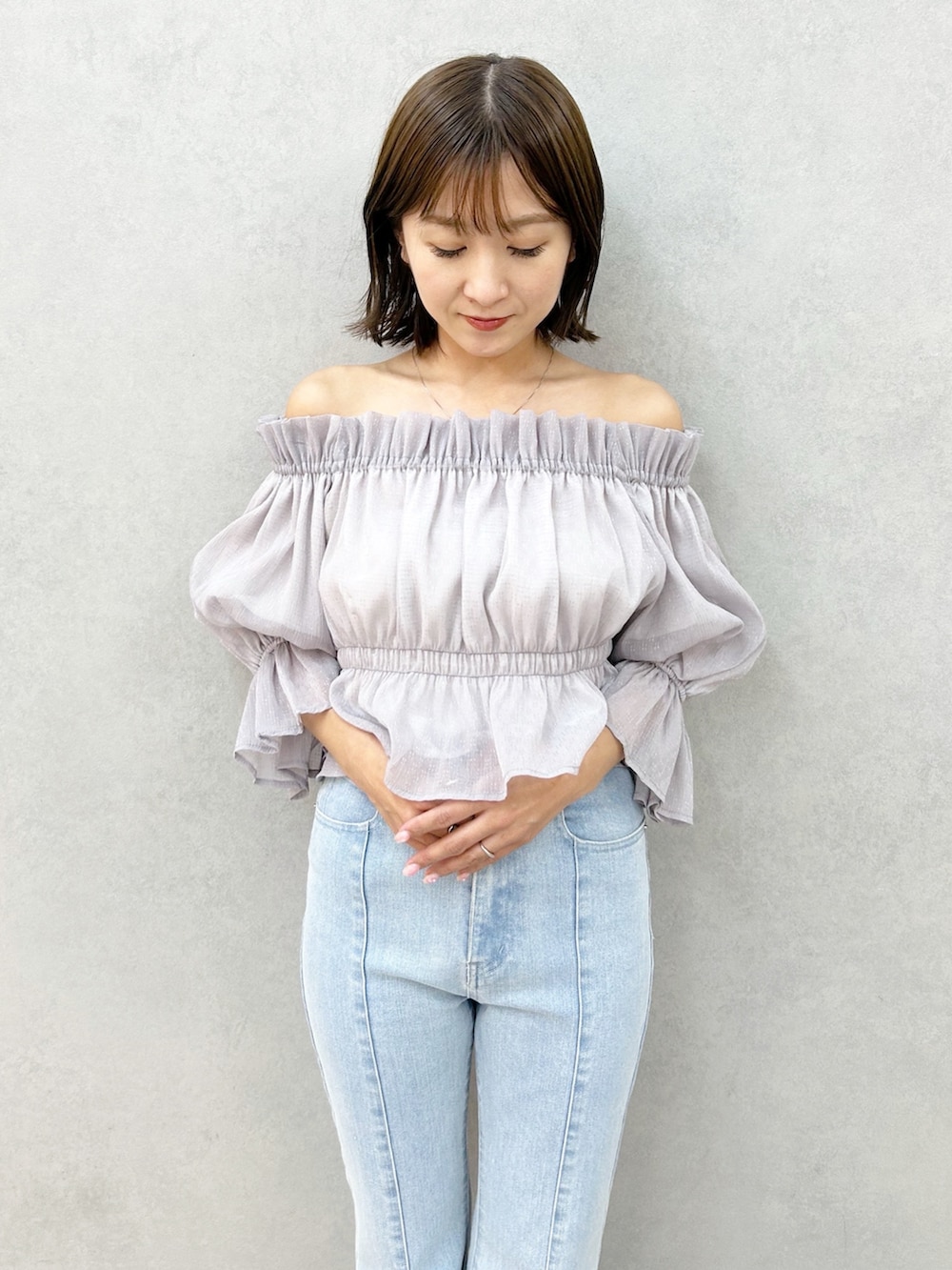 ブルー系のその他パンツ、パープル系のシャツ/ブラウス、その他のサンダルを着用したレディースの春コーディネートの4枚目の写真