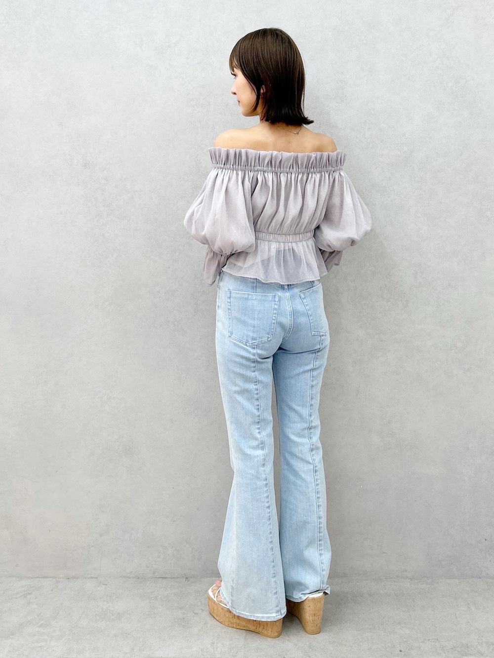 ブルー系のその他パンツ、パープル系のシャツ/ブラウス、その他のサンダルを着用したレディースの春コーディネートの7枚目の写真