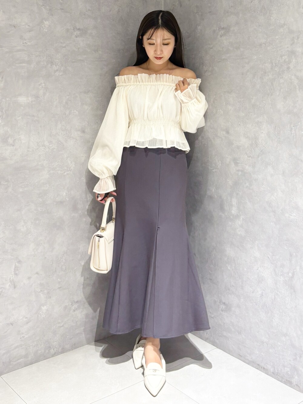 ホワイト系のハンドバッグ、ホワイト系のパンプス、ホワイト系のシャツ/ブラウスを着用したレディースの春コーディネートの7枚目の写真