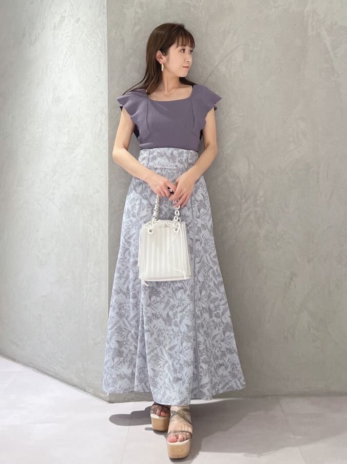 ホワイト系のハンドバッグ、グリーン系のサンダル、ブルー系のニット/セーターを着用したレディースの春コーディネートの9枚目の写真