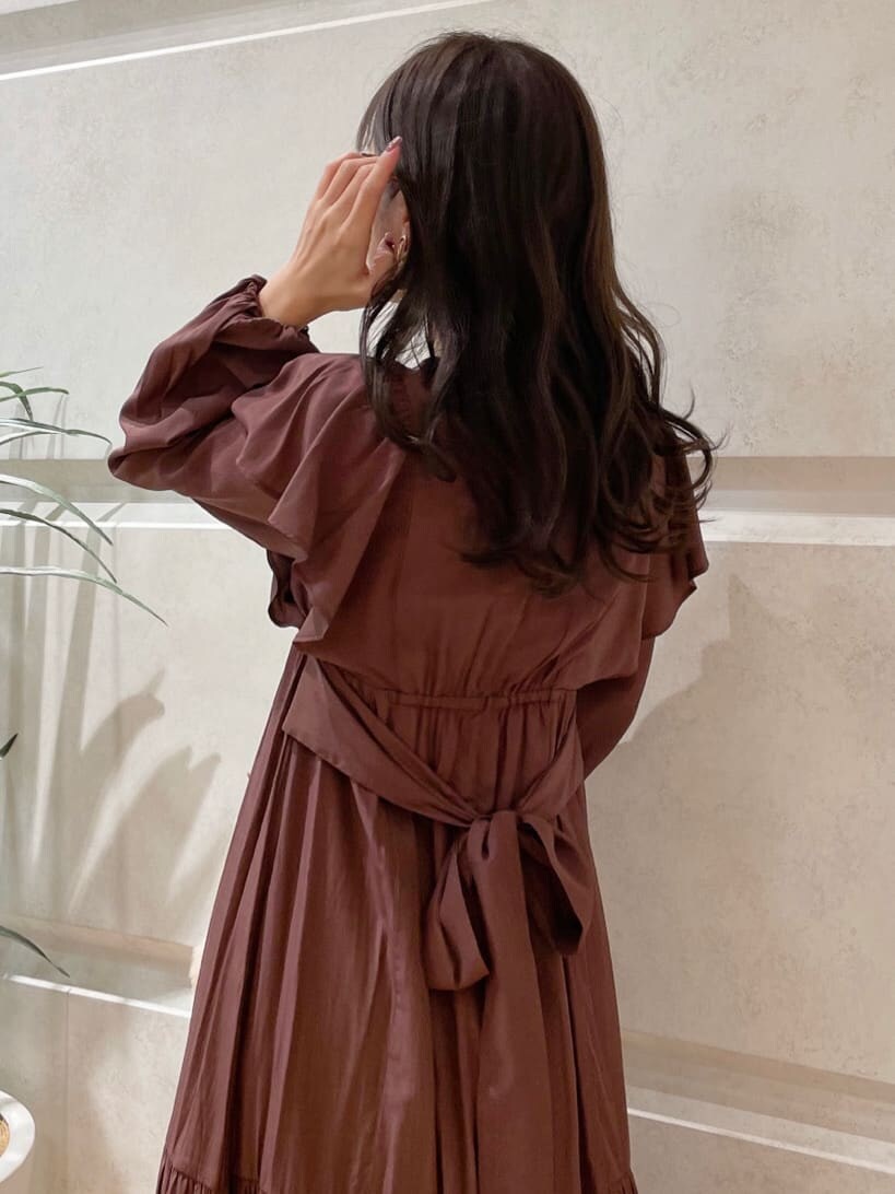 ホワイト系のその他アウター、ブラウン系のワンピース、ベージュ系のハンドバッグを着用したレディースの冬コーディネートの5枚目の写真