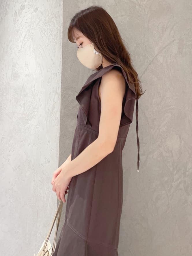 ブラウン系のワンピース、グリーン系のサンダル、ベージュ系のトートバッグを着用したレディースの春コーディネートの4枚目の写真