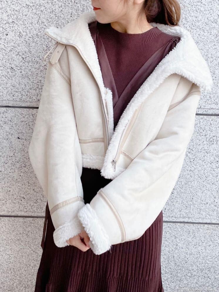 ホワイト系のテーラードジャケット、ブラウン系のワンピースを着用したレディースの秋コーディネートの2枚目の写真