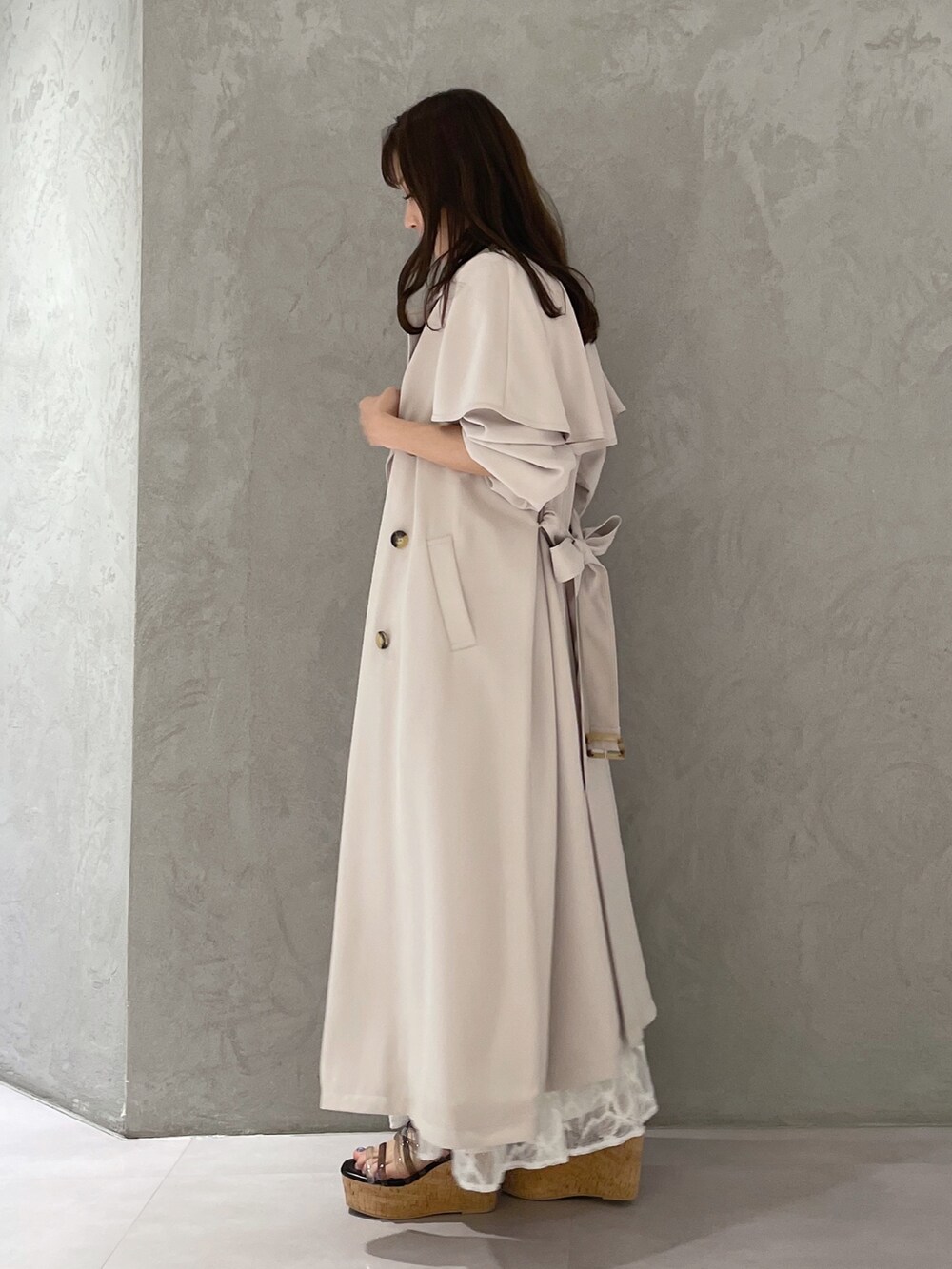 ホワイト系のスカート、ブラック系のサンダル、パープル系のニット/セーターを着用したレディースの春コーディネートの4枚目の写真