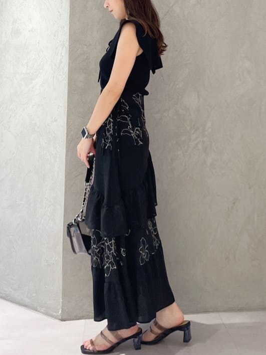 ブラック系のショルダーバッグ、ブラック系のニット/セーター、ブラック系のスカートを着用したレディースの夏コーディネートの5枚目の写真