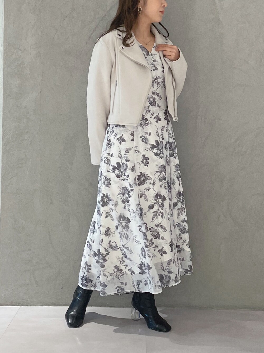 ホワイト系のワンピース、ピンク系のライダースジャケットを着用したレディースの冬コーディネートの4枚目の写真