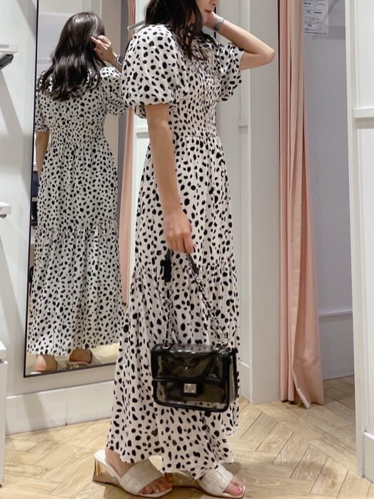 ブラック系のショルダーバッグ、ホワイト系のワンピースを着用したレディースの夏コーディネートの3枚目の写真