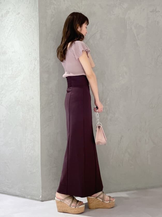 ピンク系のショルダーバッグ、ピンク系のニット/セーター、グリーン系のサンダルを着用したレディースの春コーディネートの6枚目の写真