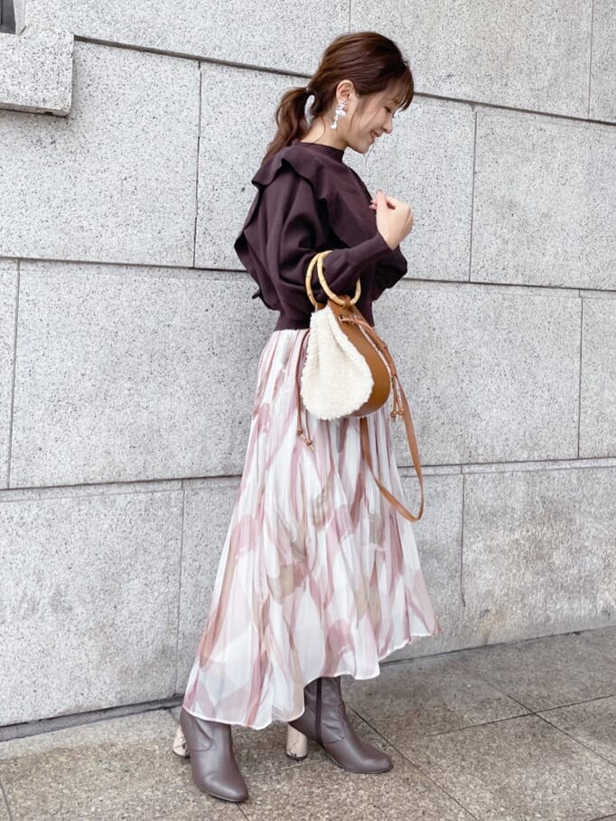 ブラウン系のその他シューズ、ピンク系のスカート、ブラウン系のハンドバッグを着用したレディースの秋コーディネートの7枚目の写真