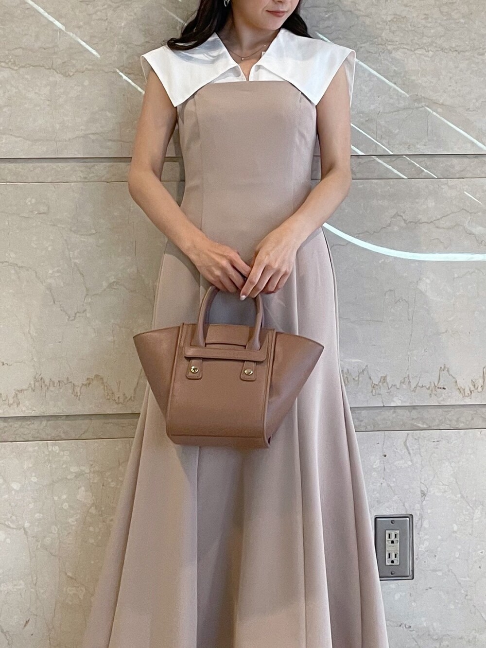 ベージュ系のワンピース、ブラック系のサンダル、ブラウン系のトートバッグを着用したレディースの夏コーディネートの5枚目の写真