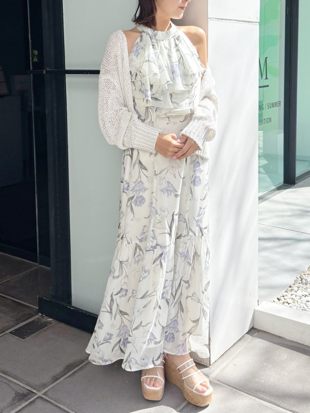 ホワイト系のワンピース、その他のサンダル、ホワイト系のカーディガン/ボレロを着用したレディースの春コーディネートの5枚目の写真