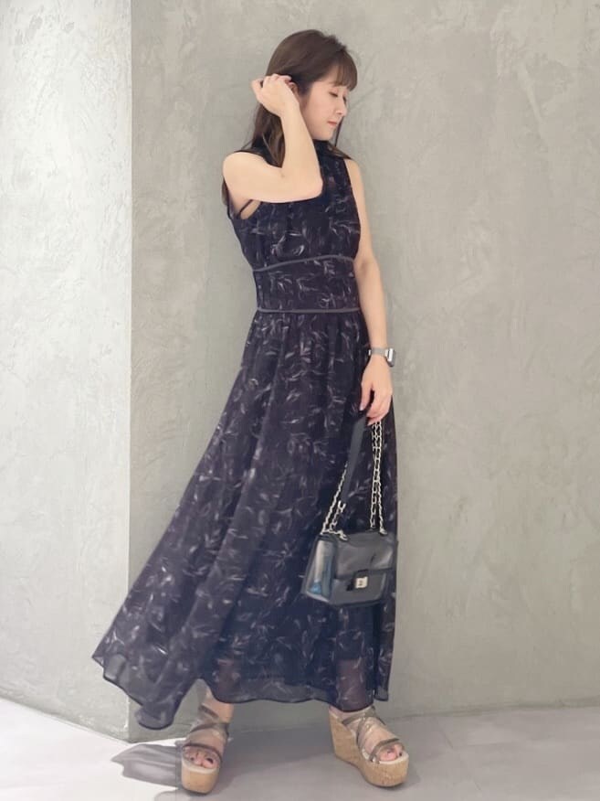 グリーン系のサンダル、ブラウン系のワンピース、シルバー系のピアス（両耳用）を着用したレディースの夏コーディネートの4枚目の写真