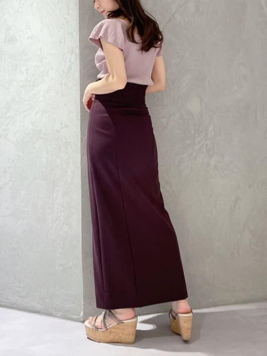 ピンク系のショルダーバッグ、ピンク系のニット/セーター、グリーン系のサンダルを着用したレディースの春コーディネートの8枚目の写真