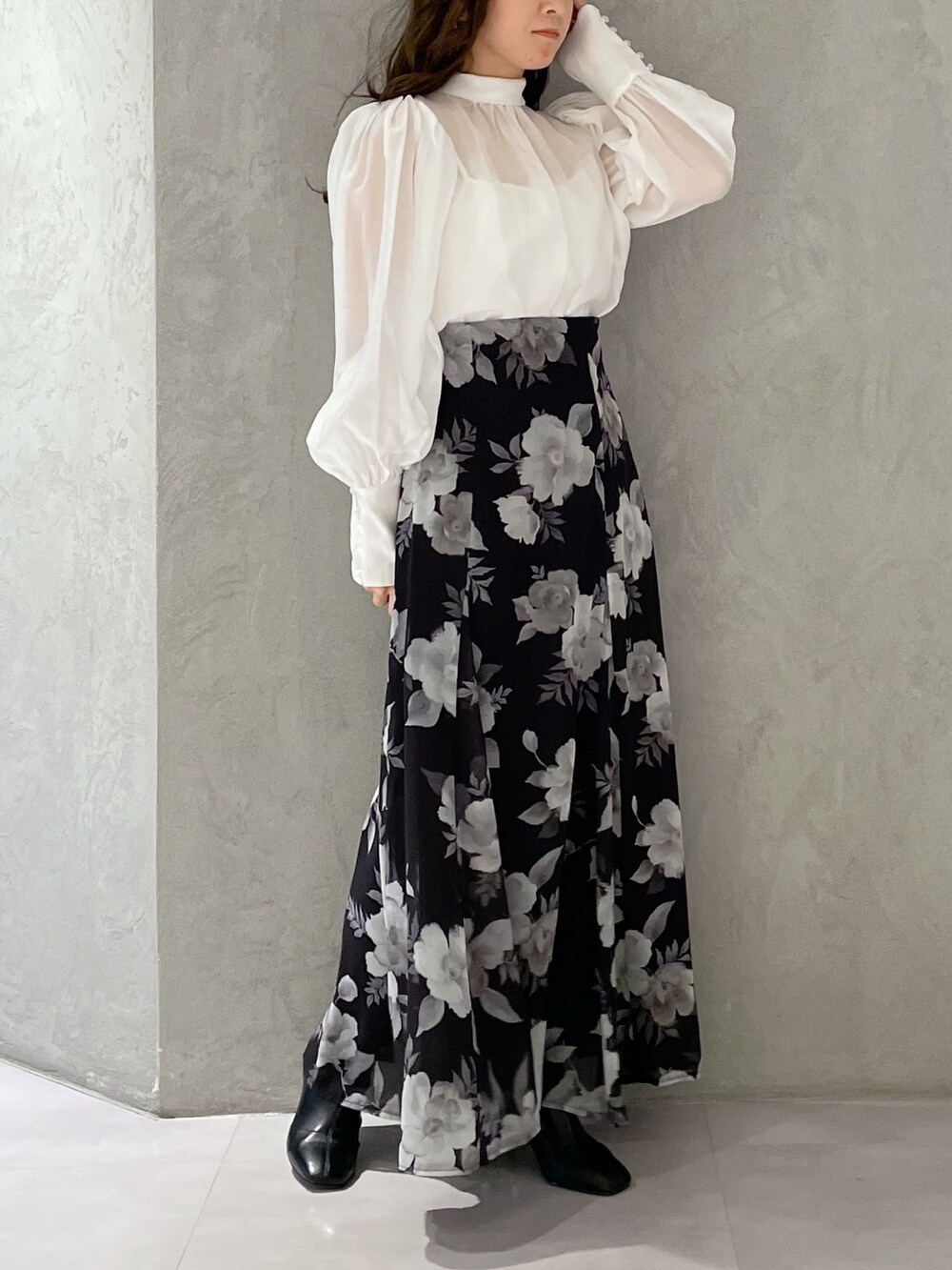 ブラック系のスカート、ホワイト系のシャツ/ブラウスを着用したレディースの冬コーディネートの2枚目の写真