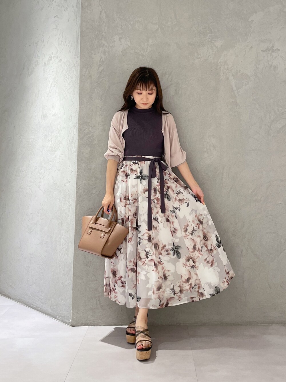 ブラック系のサンダル、ブラウン系のトートバッグ、ピンク系のワンピースを着用したレディースの夏コーディネートの6枚目の写真