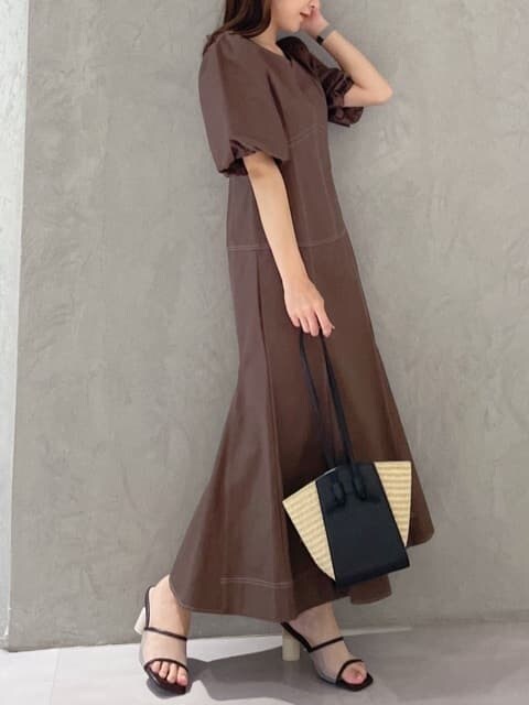 ブラウン系のワンピースを着用したレディースの夏コーディネートの4枚目の写真