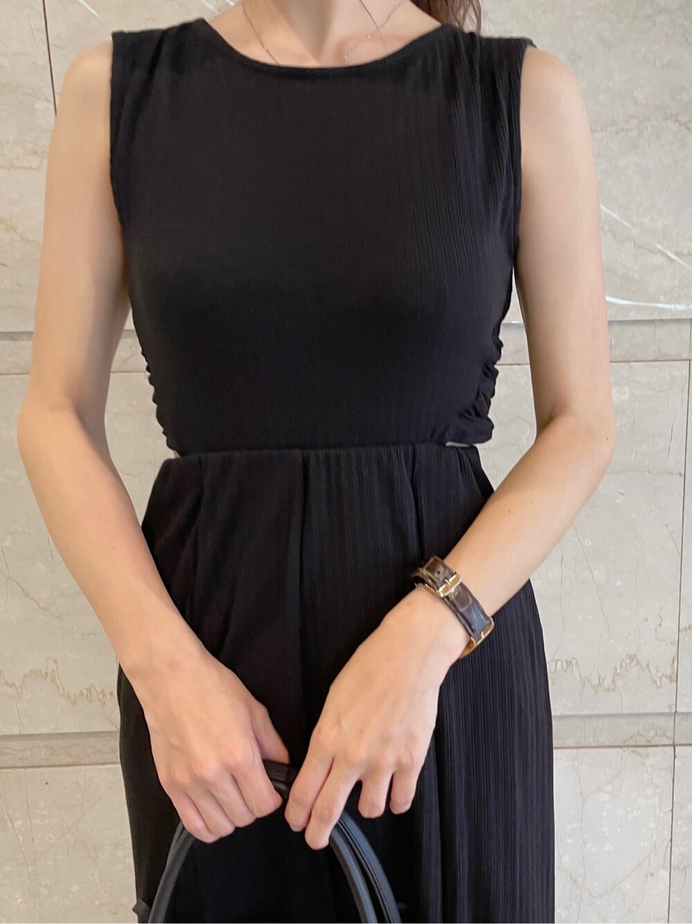 ブラック系のトートバッグ、ベージュ系のサンダルを着用したレディースの夏コーディネートの3枚目の写真