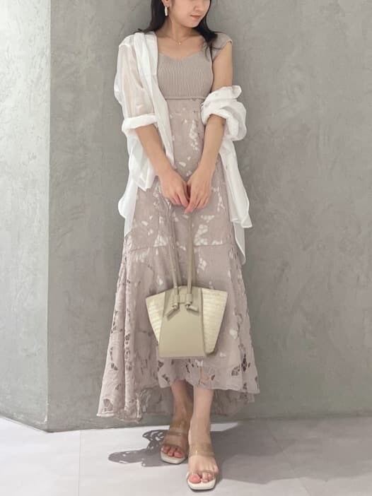 ベージュ系のサンダル、ホワイト系のシャツ/ブラウス、ベージュ系のトートバッグを着用したレディースの春コーディネートの8枚目の写真