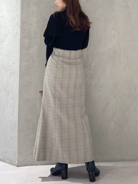 ブラウン系のハンドバッグ、グレー系のスカート、ブラック系のニット/セーターを着用したレディースの秋コーディネートの8枚目の写真