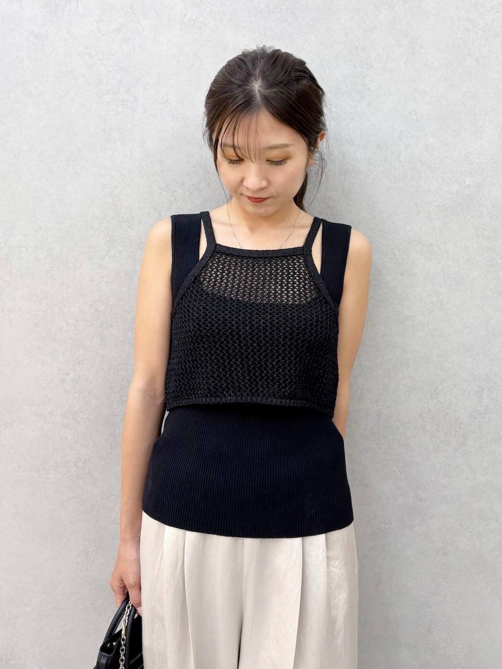 ブラック系のTシャツ/カットソー、ベージュ系のその他パンツを着用したレディースの夏コーディネートの9枚目の写真