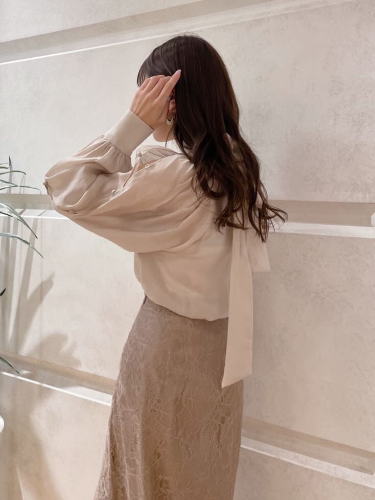 ベージュ系のその他シューズ、ベージュ系のシャツ/ブラウス、ブラウン系のスカートを着用したレディースの冬コーディネートの7枚目の写真