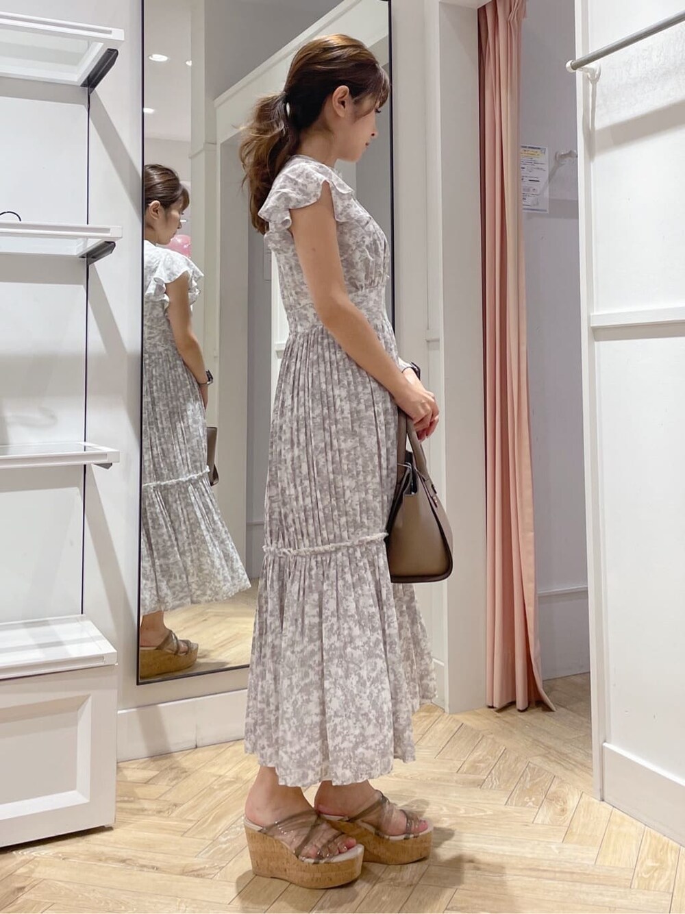 グレー系のワンピースを着用したレディースの夏コーディネートの2枚目の写真