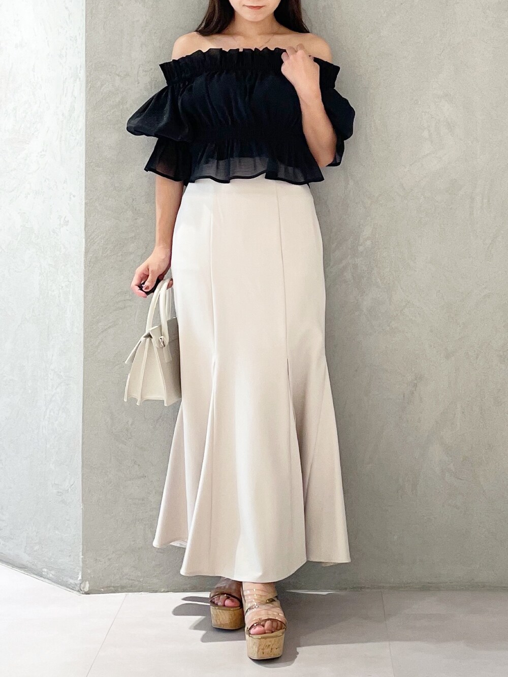 ホワイト系のスカート、ブラウン系のサンダル、ベージュ系のショルダーバッグを着用したレディースの夏コーディネートの5枚目の写真