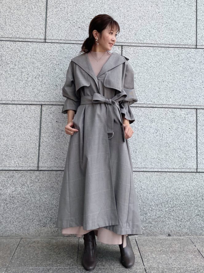 ブラウン系のその他シューズ、その他のチェスターコート、ベージュ系のワンピースを着用したレディースの秋コーディネートの5枚目の写真