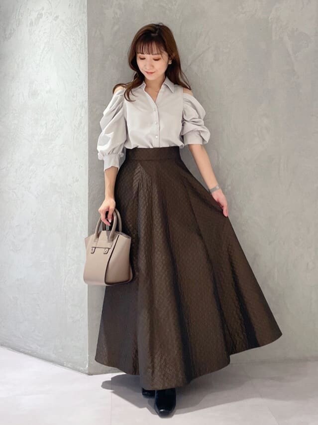 グリーン系のシャツ/ブラウス、ブラウン系のスカート、ブラック系のサンダルを着用したレディースの夏コーディネートの7枚目の写真