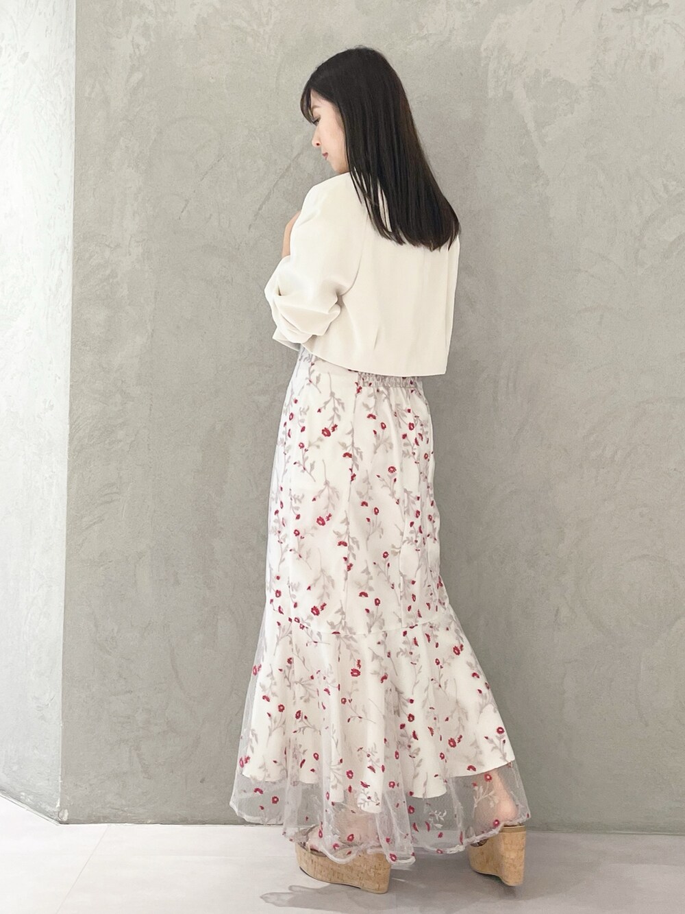 レッド系のワンピース、ブラウン系のサンダル、ホワイト系のショルダーバッグを着用したレディースの春コーディネートの4枚目の写真