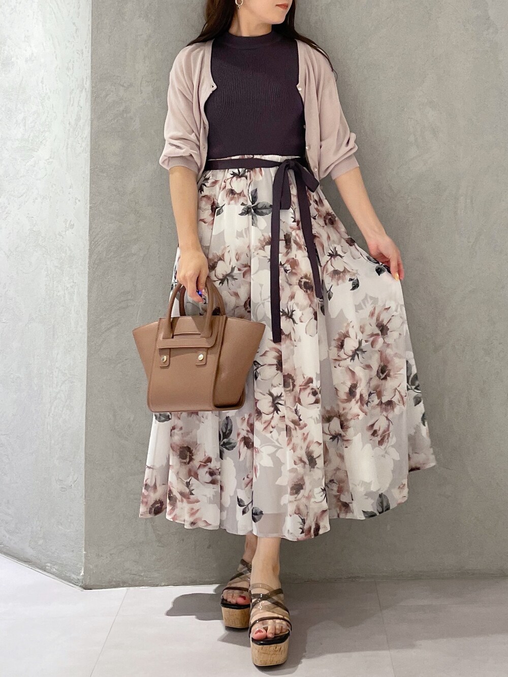 ブラック系のサンダル、ブラウン系のトートバッグ、ピンク系のワンピースを着用したレディースの夏コーディネートの8枚目の写真