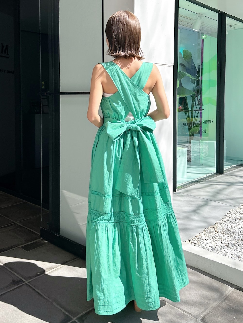 グリーン系のワンピース、その他のサンダルを着用したレディースの春コーディネートの8枚目の写真