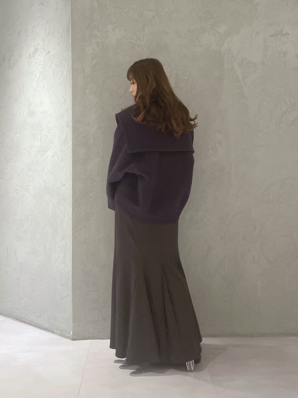 ブラウン系のスカート、ブラウン系のその他アウター、パープル系のニット/セーターを着用したレディースの冬コーディネートの3枚目の写真