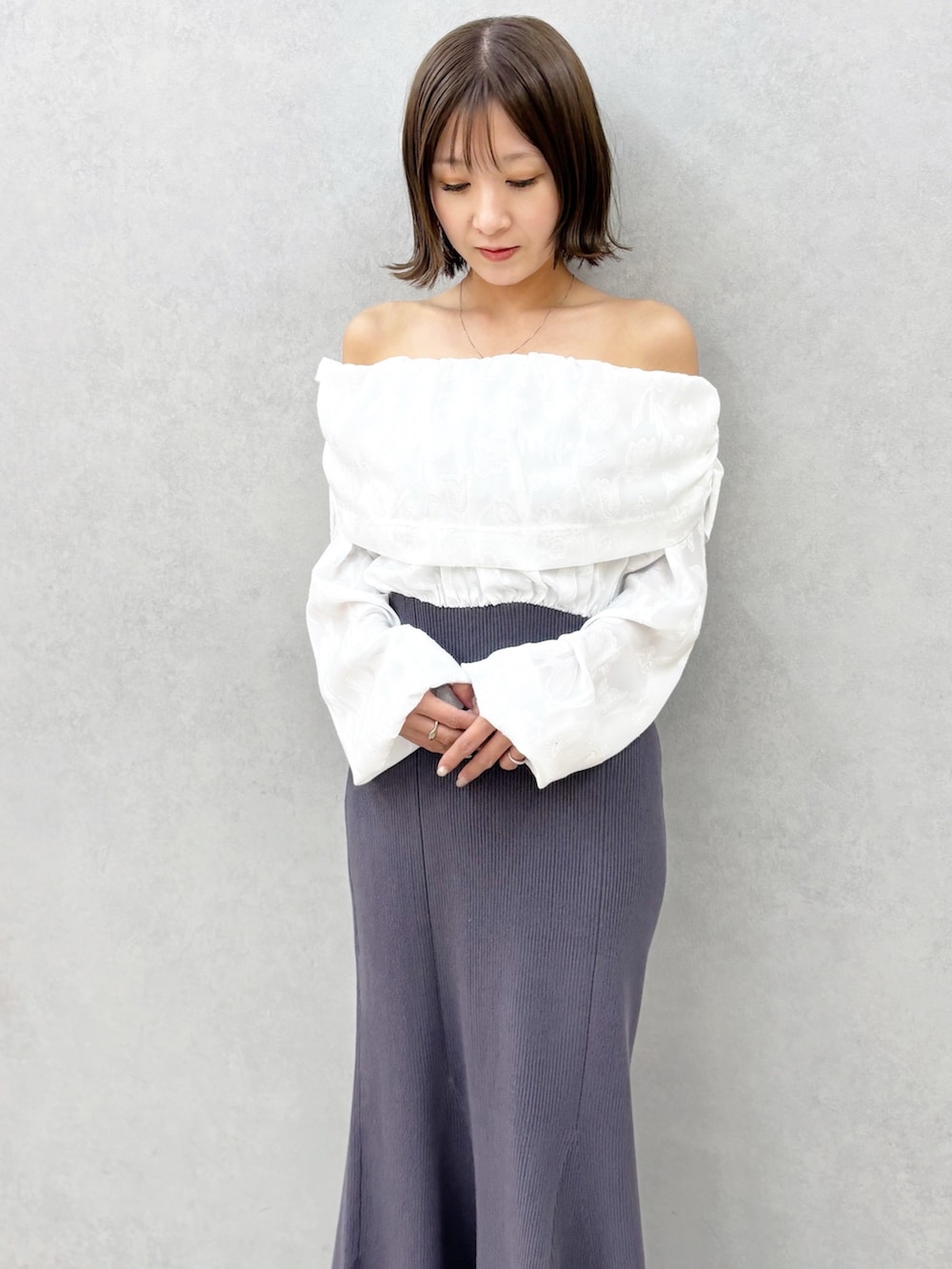 ブラウン系のパンプス、グレー系のワンピースを着用したレディースの冬コーディネートの7枚目の写真