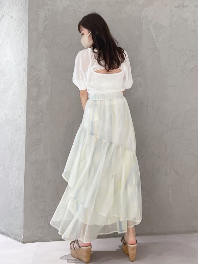 グリーン系のサンダル、グリーン系のスカート、ホワイト系のニット/セーターを着用したレディースの春コーディネートの7枚目の写真