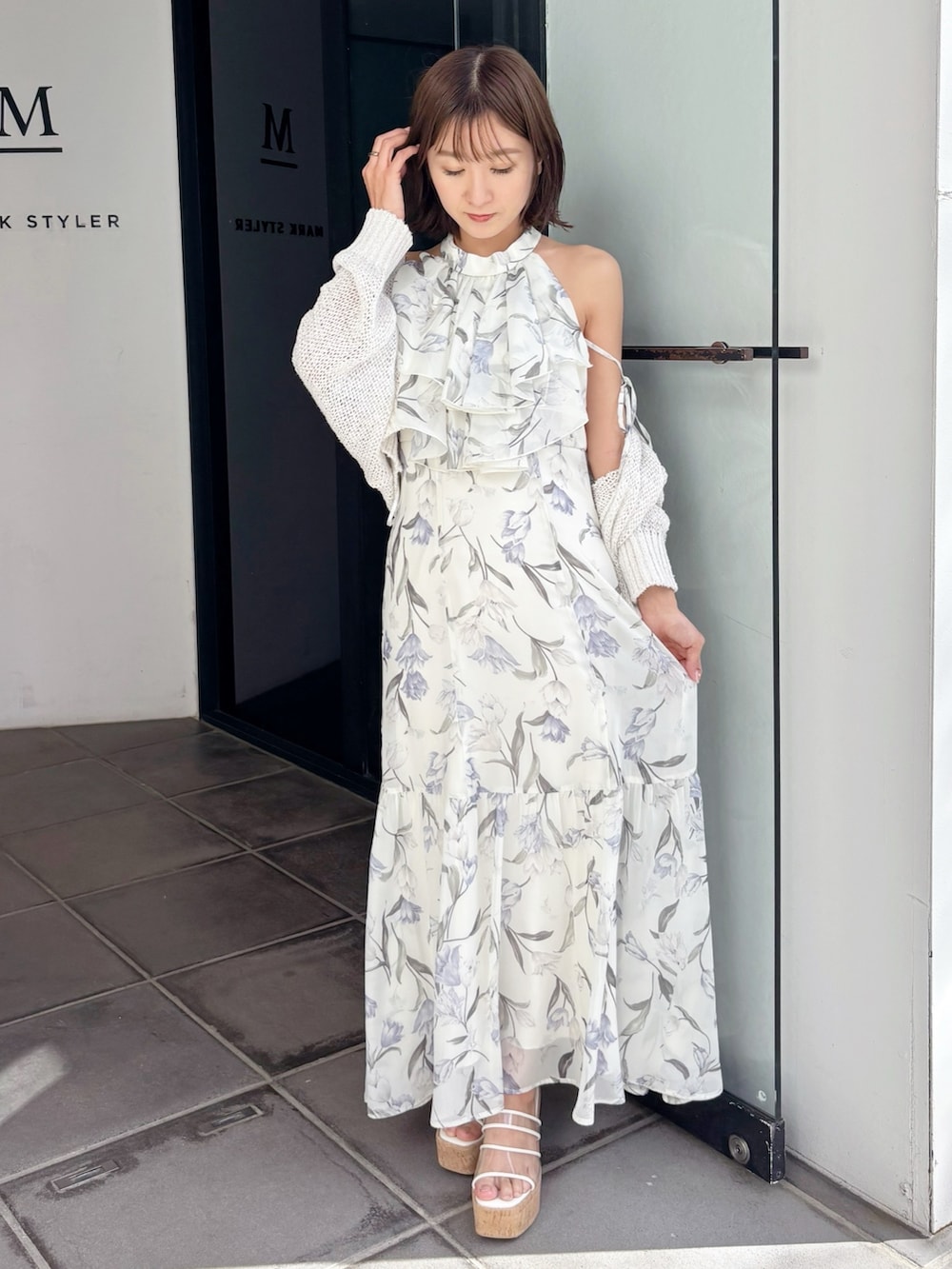 ホワイト系のワンピース、その他のサンダル、ホワイト系のカーディガン/ボレロを着用したレディースの春コーディネートの7枚目の写真