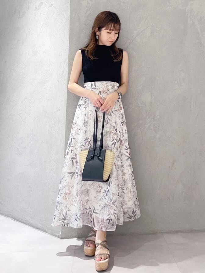 グリーン系のサンダル、ブラック系のトートバッグ、ブラック系のワンピースを着用したレディースの夏コーディネートの9枚目の写真