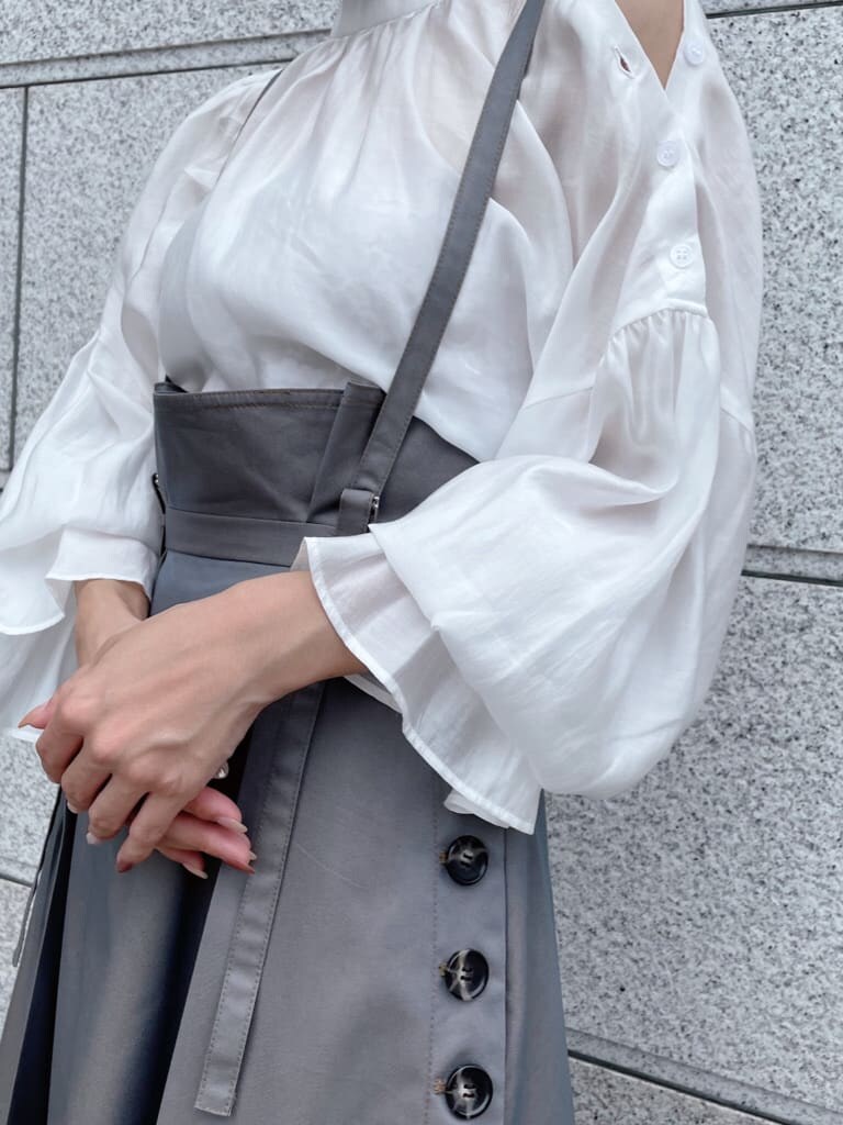 ホワイト系のシャツ/ブラウス、ベージュ系のスカート、ブラック系のその他シューズを着用したレディースの夏コーディネートの6枚目の写真