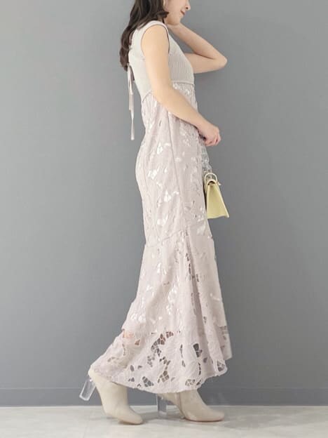 ベージュ系のその他シューズ、イエロー系のショルダーバッグ、ベージュ系のワンピースを着用したレディースの春コーディネートの6枚目の写真