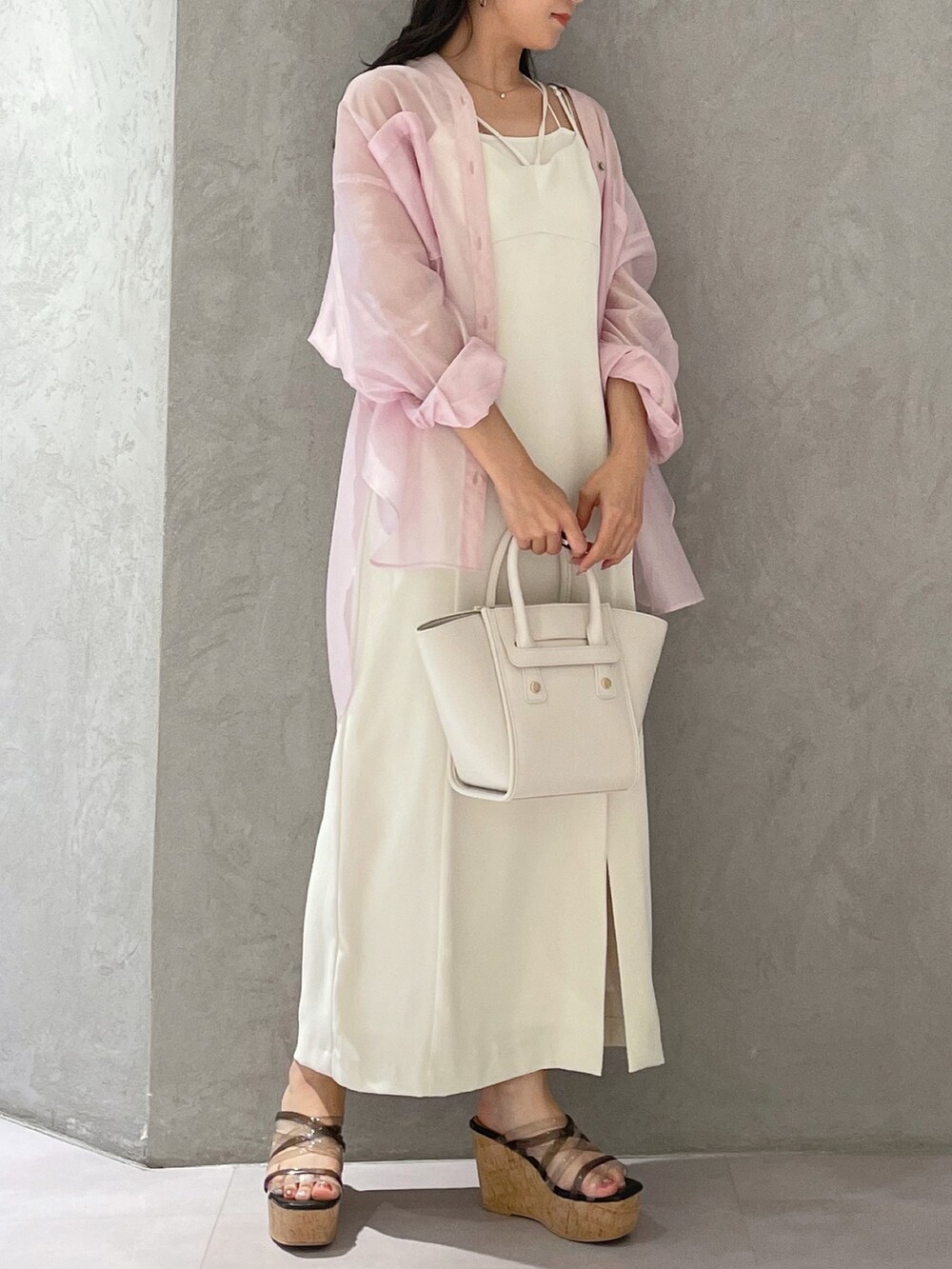 ホワイト系のワンピース、ピンク系のシャツ/ブラウス、ホワイト系のトートバッグを着用したレディースの春コーディネートの2枚目の写真