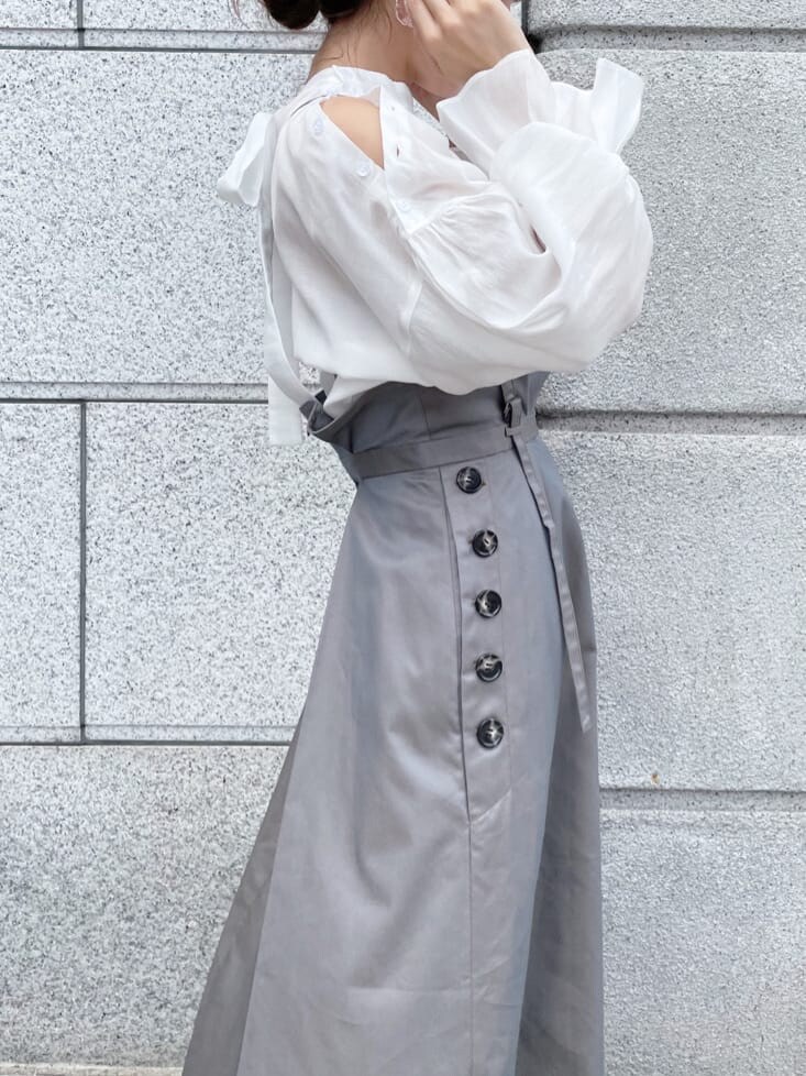 ホワイト系のシャツ/ブラウス、ベージュ系のスカート、ブラック系のその他シューズを着用したレディースの夏コーディネートの3枚目の写真