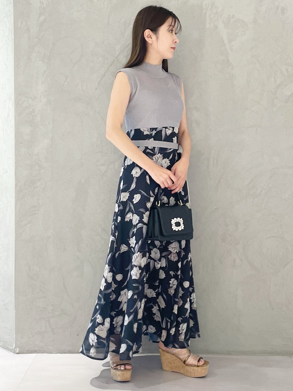 ブラウン系のサンダル、ブラック系のハンドバッグ、ブルー系のワンピースを着用したレディースの春コーディネートの3枚目の写真