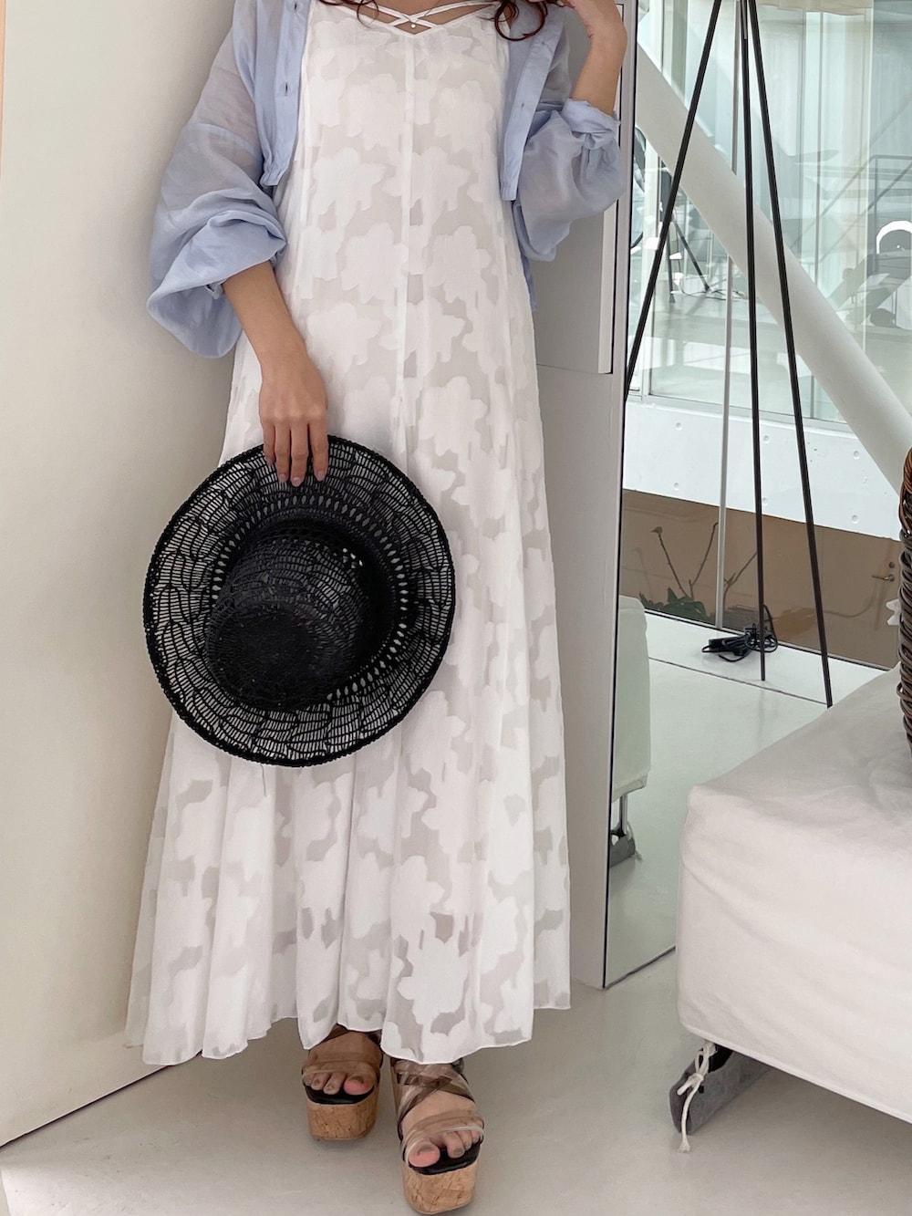 ホワイト系のワンピース、ブルー系のシャツ/ブラウス、ブラック系のサンダルを着用したレディースの春コーディネートの5枚目の写真