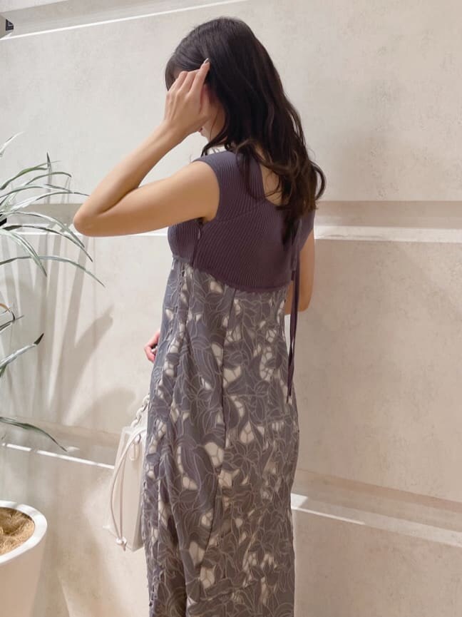 ブラック系のその他シューズ、ホワイト系のハンドバッグ、ブルー系のワンピースを着用したレディースの春コーディネートの7枚目の写真