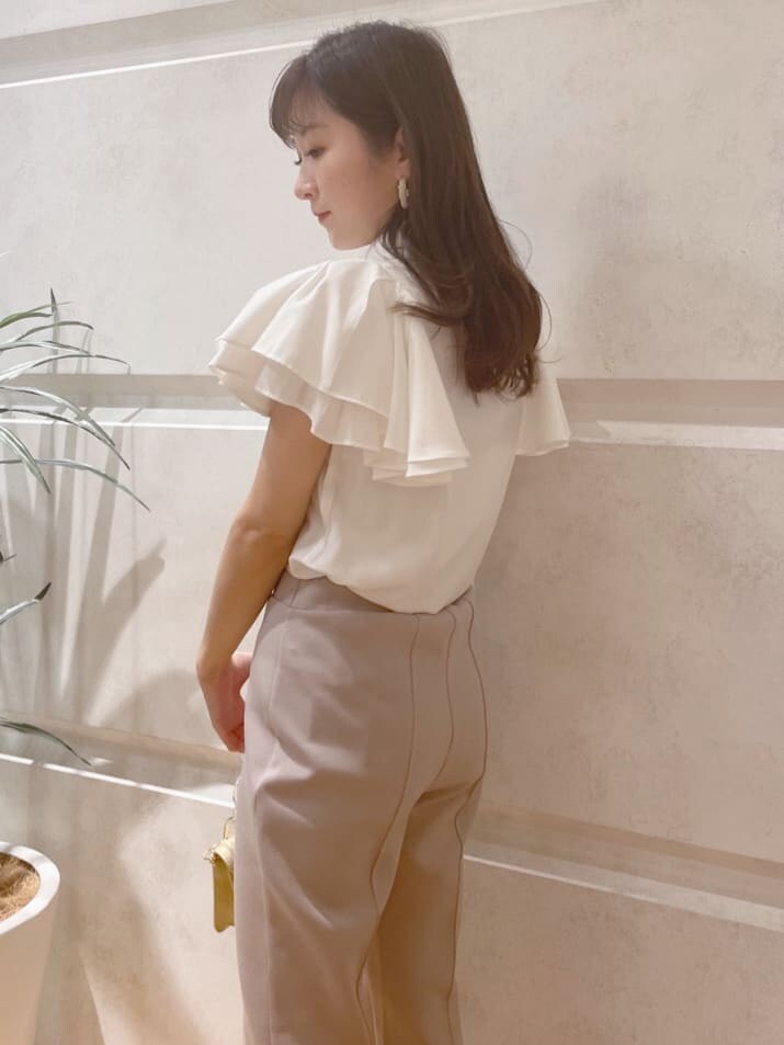 グレー系のその他パンツ、イエロー系のショルダーバッグ、グリーン系のサンダルを着用したレディースの春コーディネートの6枚目の写真